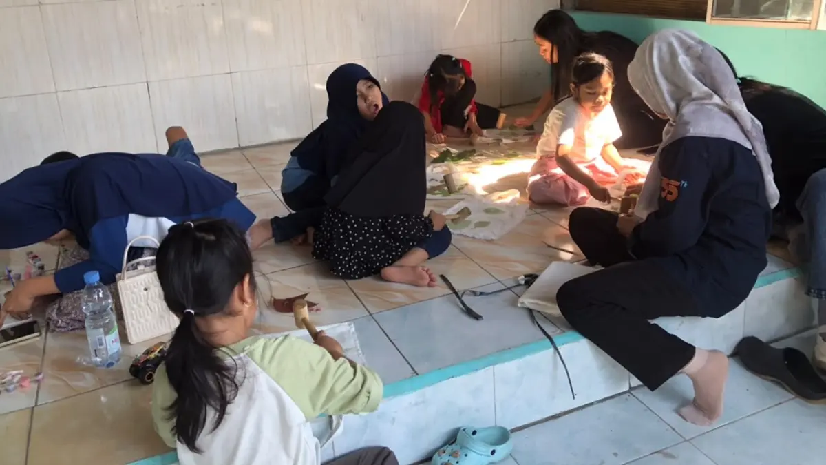 Anak-anak diajak makin kreatif di Rumah Yusi Rumah Kreatif di Desa Mojolegi, Kecamatan Teras, Kabupaten Boyolali. (ABDUL KHOFID/RADAR SOLO)
