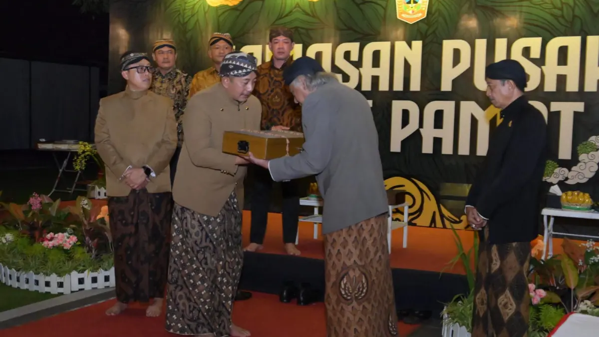 Bupati Karanganyar Rober Christanto dan dan Wabup Adhe Eliana saat jamasan di rumah dinas bupati, Kamis (2/7/2026). (Rudi Hartono/Radar Solo) 