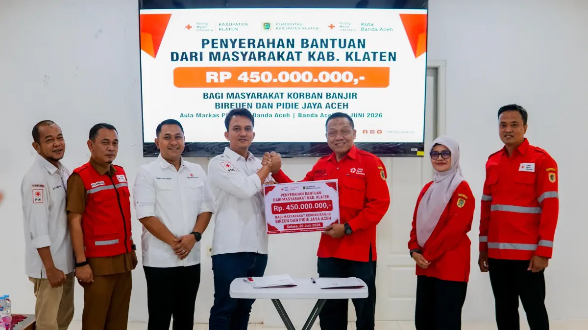 Ketua PMI Kabupaten Klaten Purwanto Anggono Cipto (tiga dari kiri) menyerahkan bantuan kemanusian kepada Ketua PMI Kota Banda Aceh, Ahmad Haeqal Asri. (Dokumentasi PMI Klaten)
