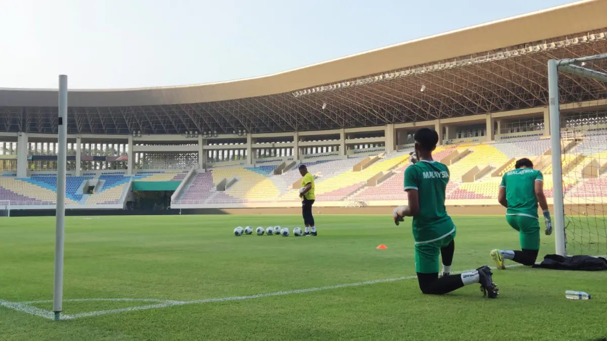 Kiper Timnas Malaysia U-17 jalani latihan di Stadion Manahan, Solo, Jumat sore (3/7/2026). (Hernindya Jalu/Radar Solo) 