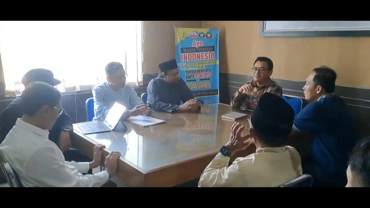 LBH Mega Bintang laporkan Wali Kota Respati Ardi terkait baliho ucapan HUT Jokowi. 