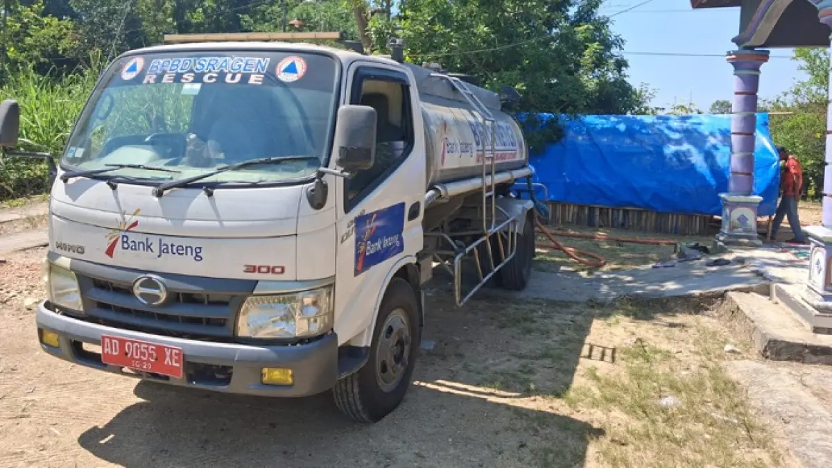 Mobil tangki air BPBD Sragen kirim bantuan ke Kecamatan Gesi, Jumat (3/7/2026). (Ahmad Khairudin/Radar Solo)