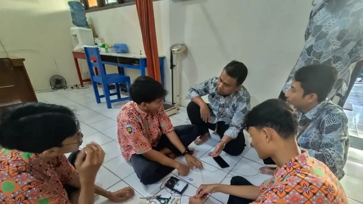 Proses pembuatan Paven di SMK Al Islam Solo. (DOK. PRIBADI)