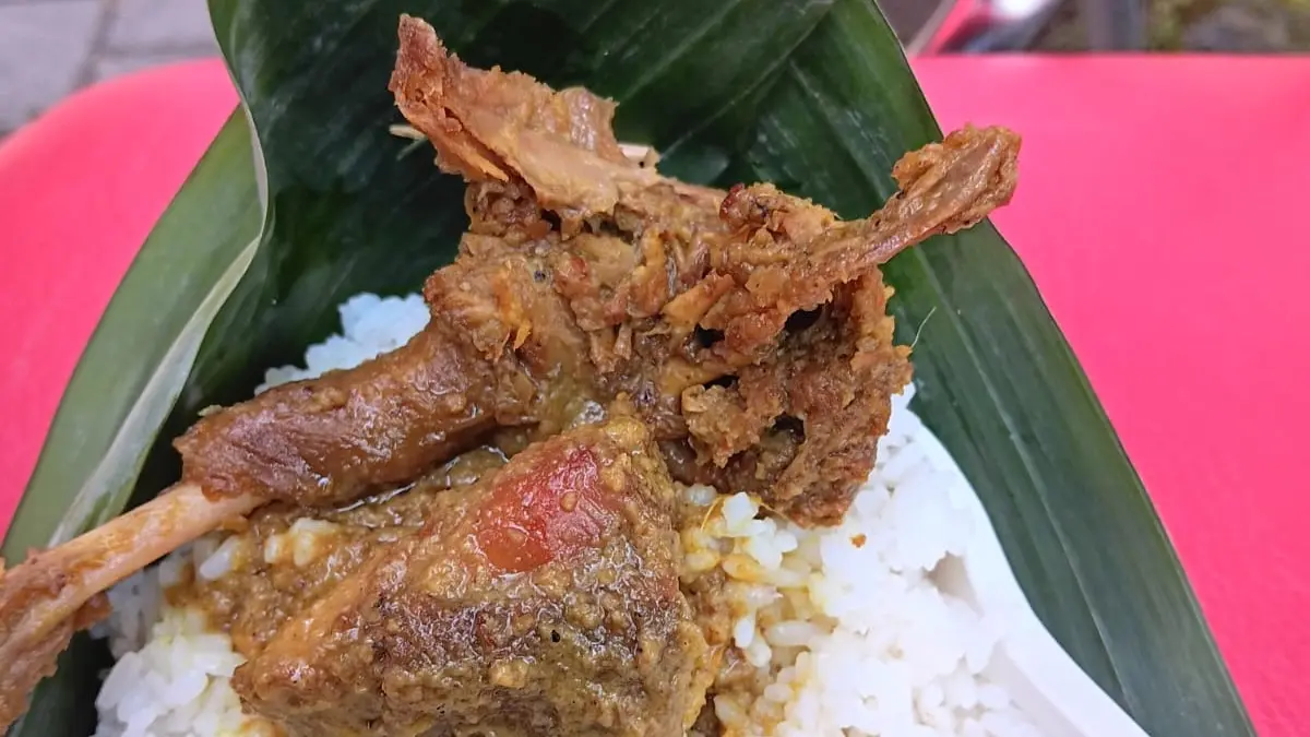 Seporsi opor bebek khas Desa Kranggan, Kecamatan Polanharjo, Klaten dengan menggunakan pincuk. (Angga Purenda/Radar Solo)
