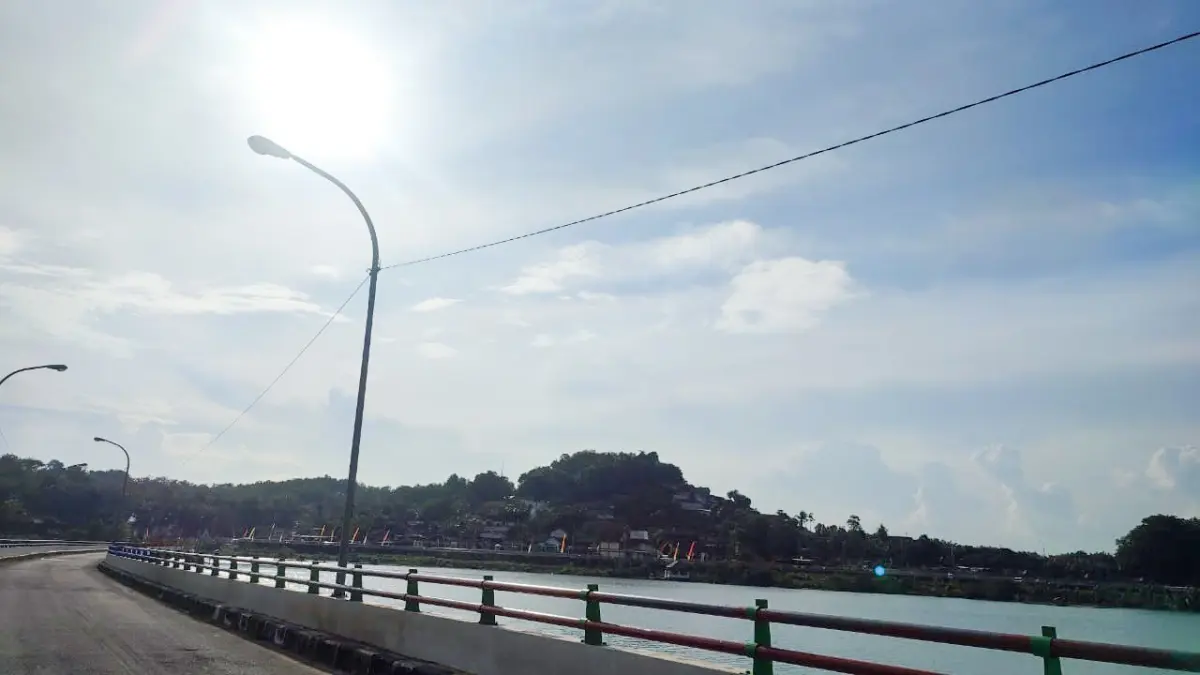 Suhu ekstrem di wilayah Waduk Kedung Ombo (WKO) Sragen. (Ahmad Khairudin/Radar Solo)