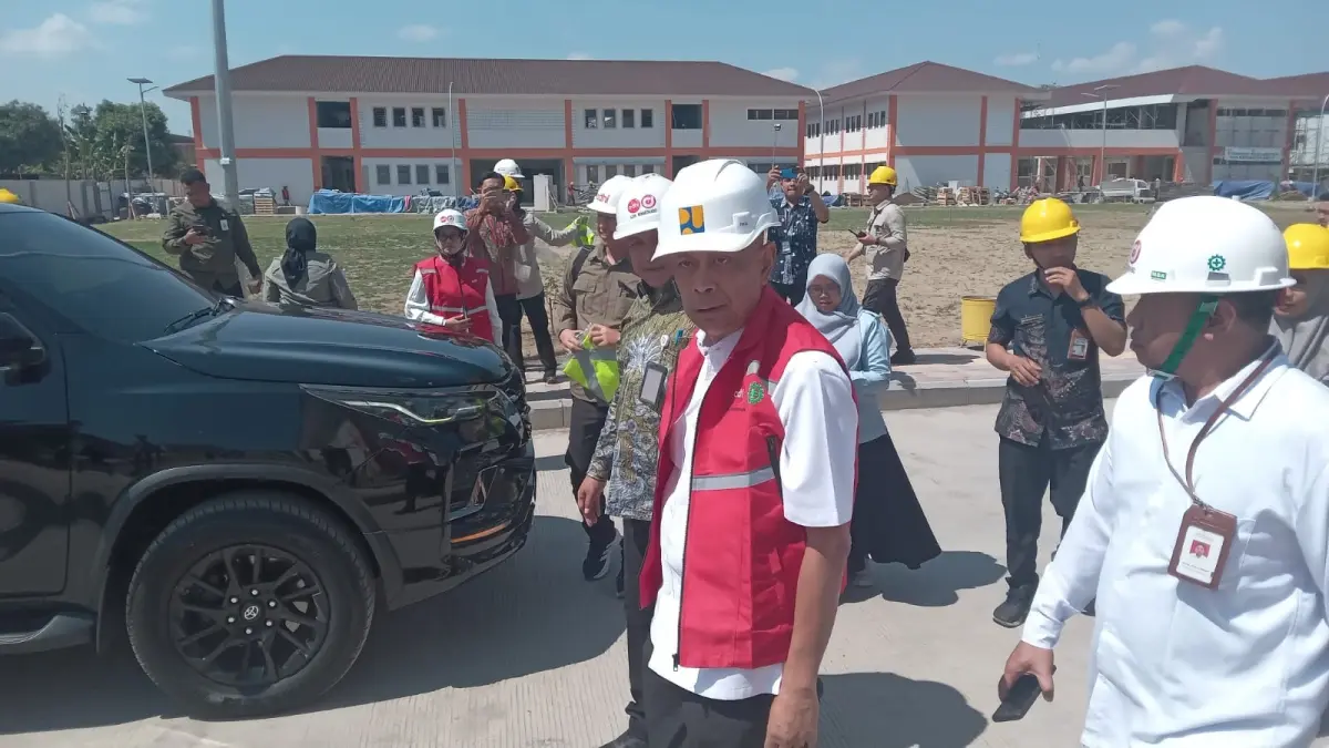 Wakil Menteri Sosial Agus Jabo saat meninjau Sekolah Rakyat Jawa Tengah 2 di Kecamatan Bendosari, Sukoharjo, Kamis (2/7). (IWAN KAWUL/RADAR SOLO)