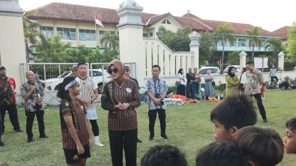 Wakil Wali Kota Solo Astrid Widayani saat mengunjungi latihan SSB Madya Pemda Solo di Lapangan Jajar, Kamis (3/7/2026).&nbsp;