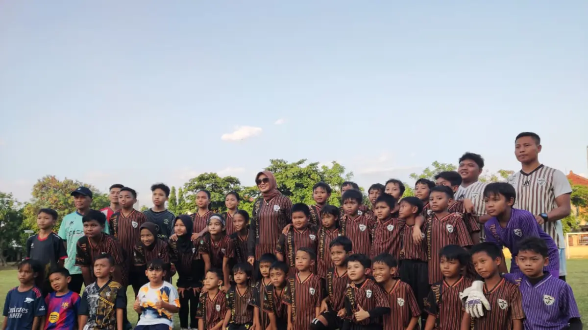 Wakil Wali Kota Solo Astrid Widayani saat mengunjungi latihan SSB Madya Pemda Solo di Lapangan Jajar, Kamis (3/7/2026).&nbsp;(Hernindya Jalu/Radar Solo)