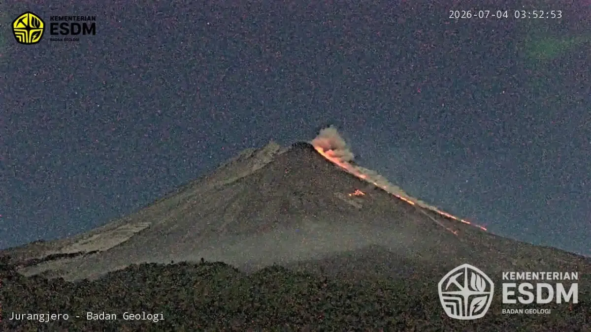 Awan panas guguran di Gunung Merapi yang muncul pada Sabtu (4/7/2026) pukul 03.51 WIB. (Dok. Kementerian ESDM) 