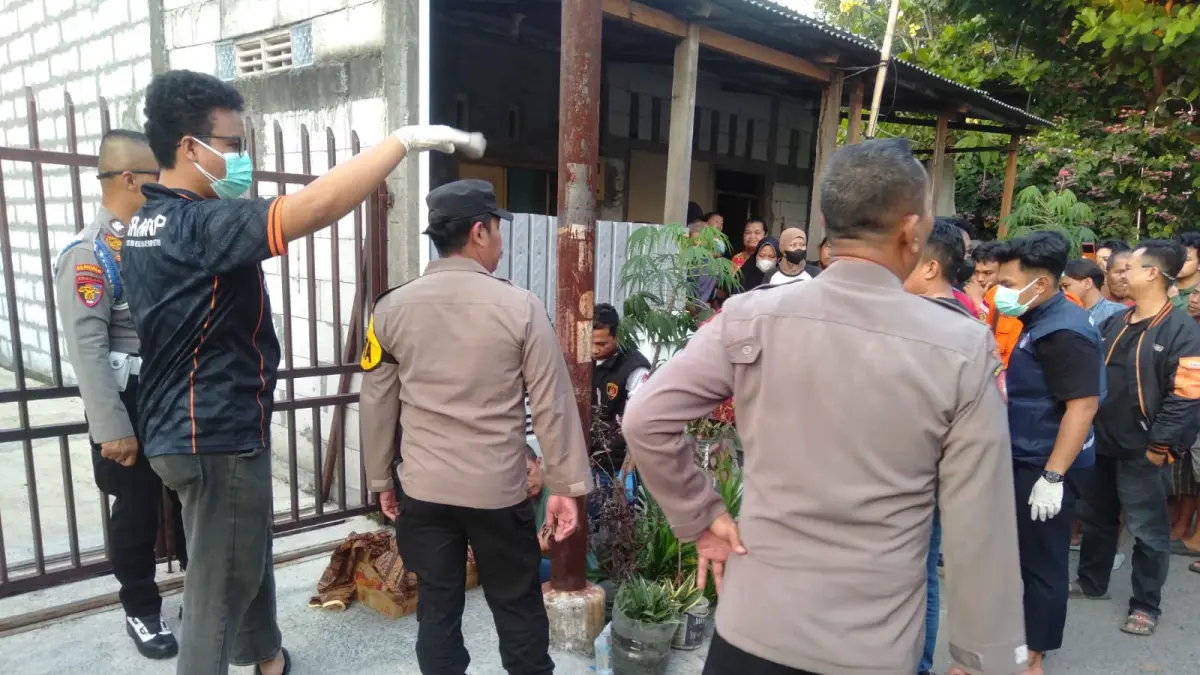 Penemuan jenazah bayi di dalam bungkusan plastik hitam yang tergeletak di selokan, Sabtu (4/7) sore. (Antonius Christian/Radar Solo) 