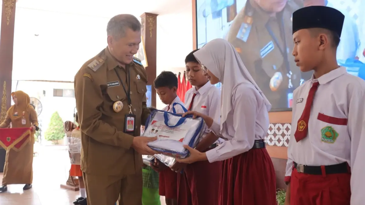 Bupati Wonogiri Setyo Sukarno serahkan seragam sekolah gratis kepada perwakilan murid pada tahun pelajaran 2025/2026). (DOK.IWAN ADI/RADAR SOLO)