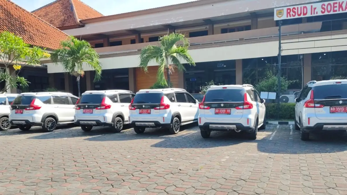 Kendaraan dinas RSUD Ir. Soekarno parkir di halaman RSUD setempat, Sabtu (4/7/2026). (IWAN KAWUL/RADAR SOLO)