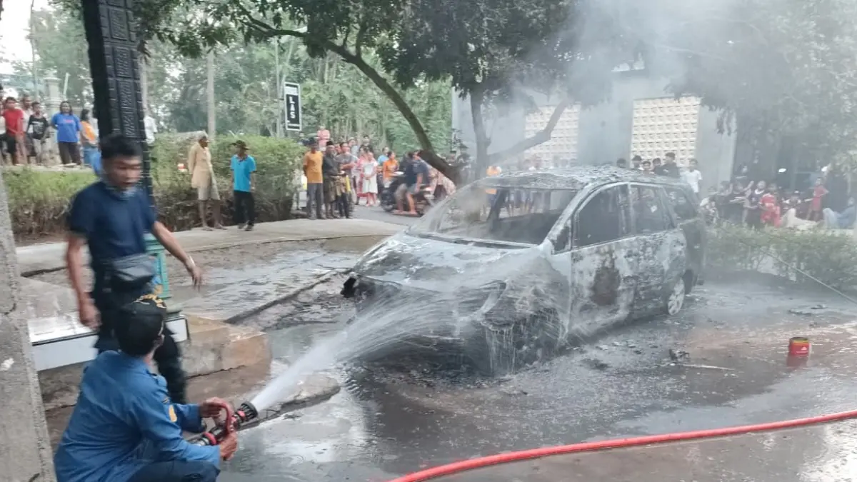 Personel Damkar Boyolali padamkan api yang membakar mobil di bengkel las Dusun Bangerkarang RT 01 RW 02, Desa Mojosari, Kecamatan Karanggede, Boyolali, Sabtu (4/7/2026) sore. (DOK.DAMKAR BOYOLALI)