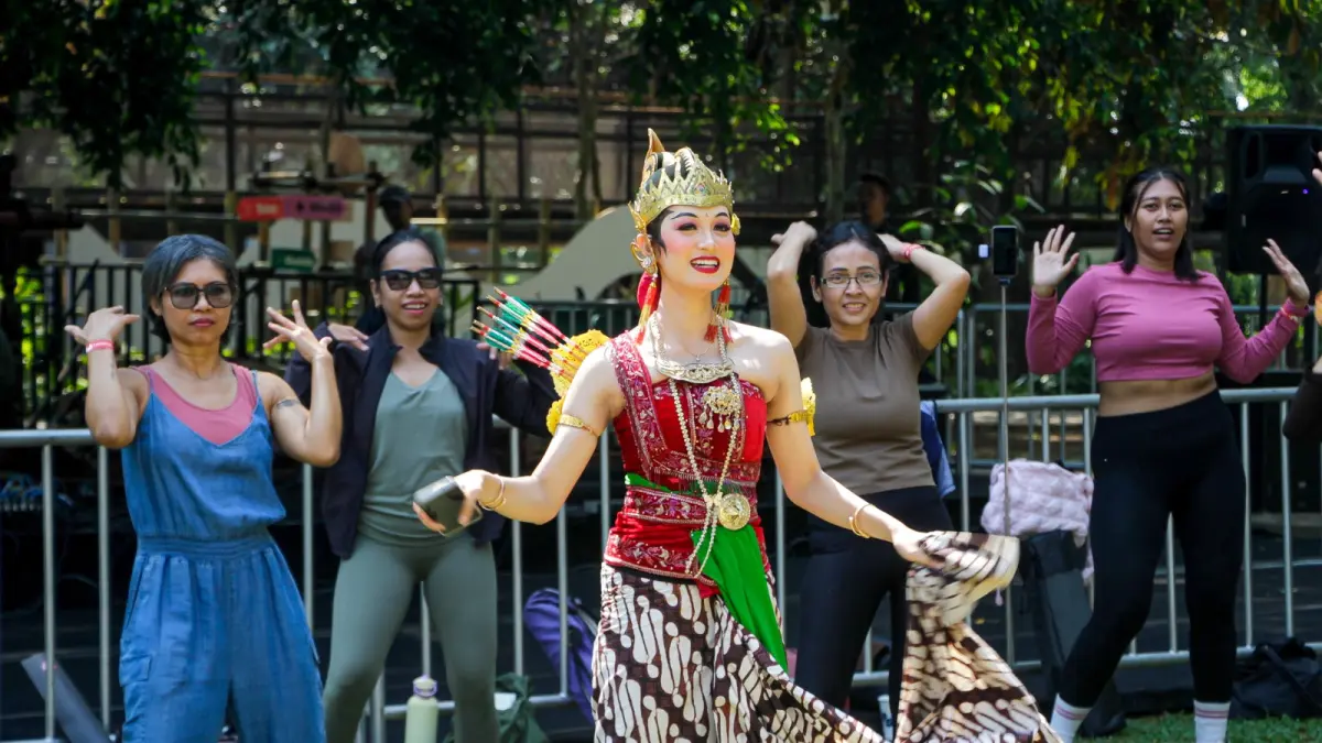 RIANG: Beberapa peserta mengikuti senam di event Festival SUARAGA di Taman Balekambang, Sabtu (4/7/2026). (M. IHSAN/RADAR SOLO)