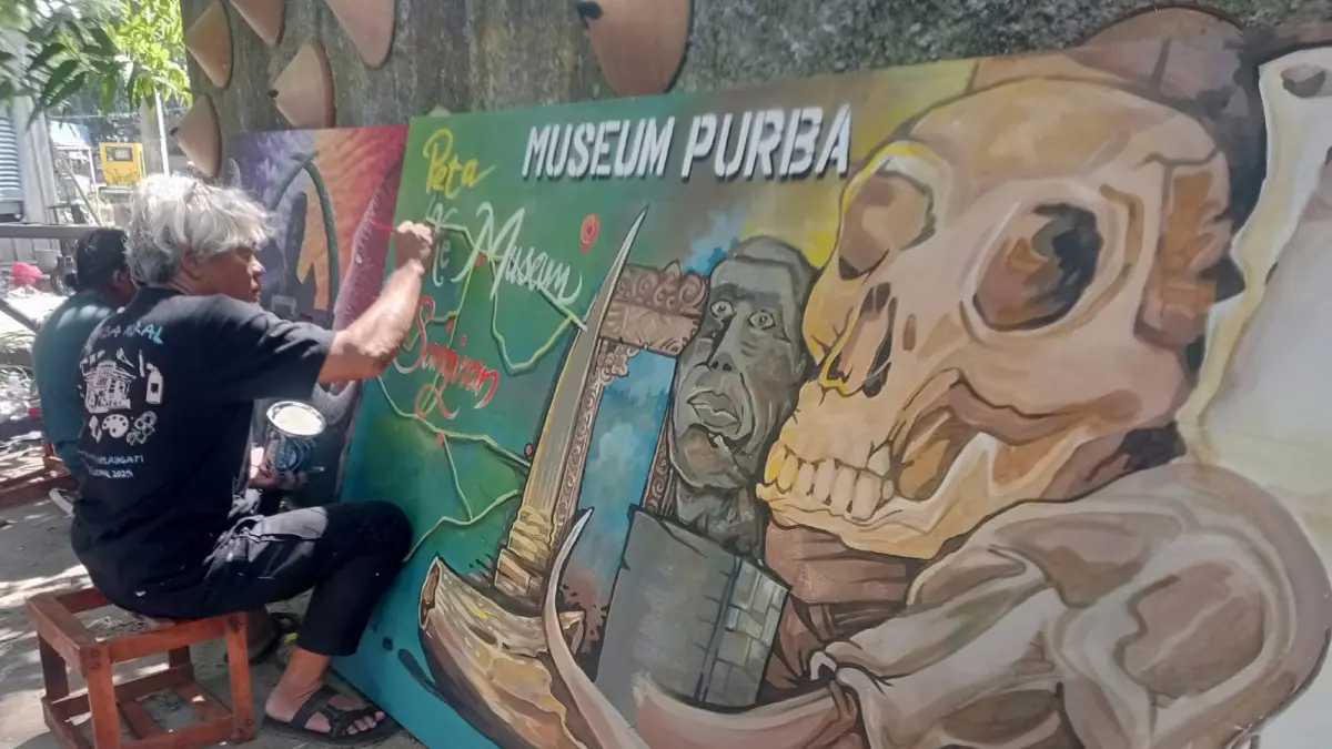 Salah satu peserta kompetisi mural di Taman Tiara Sachari Beloran, Kecamatan Sragen, Minggu (5/7/2026). (Ahmad Khairudin/Radar Solo)
