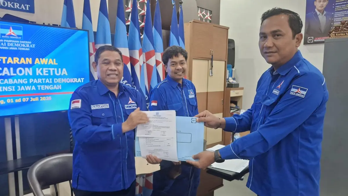 Wakil Ketua DPRD Supriyanto (kanan) mendaftar ke DPD Demokrat, akhir pekan lalu. (Rudi Hartono/Radar Solo)