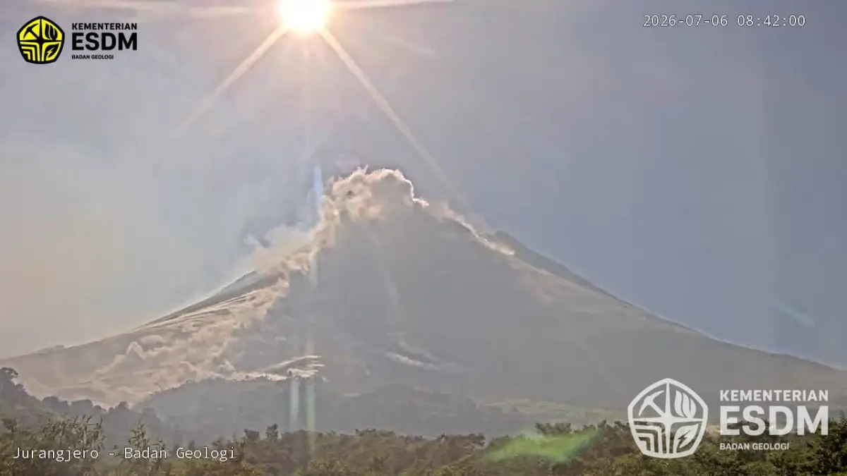 Awan panas guguran (APG) disertai puluhan guguran lava turun dari Gunung Merapi, Senin pagi (6/7/2026).