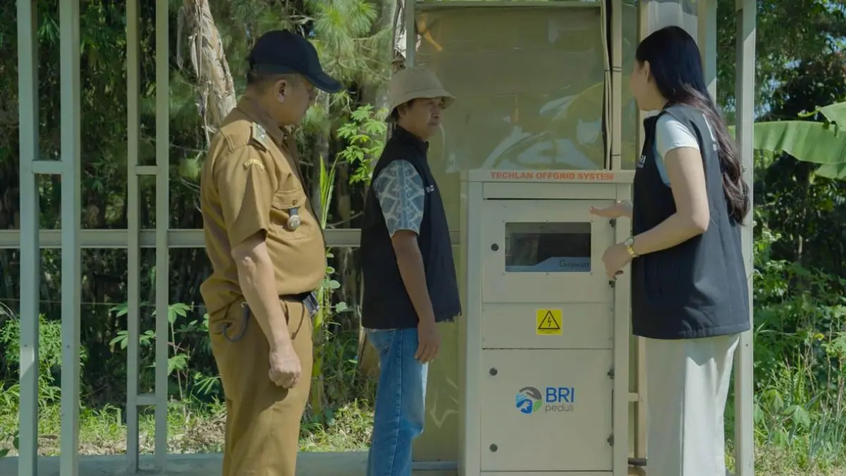BRI Peduli salurkan bantuan Pembangkit Listrik Tenaga Surya (PLTS) berkapasitas 17,4 kWp yang dilengkapi Battery Energy Storage System (BESS) berkapasitas 43,2 kWh di Desa Bojong, Rongga, Bandung Barat. (DOK.BRI)