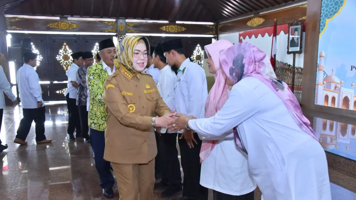 Bupati Sukoharjo Etik Suryani hadiri pengukuhan pengurus PD DMI Sukoharjo di Pendapa , Senin (6/7). (IWAN KAWUL/RADAR SOLO)
