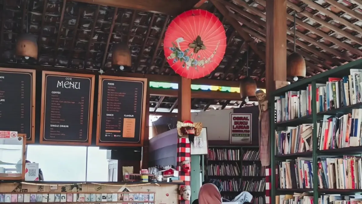 Dalam Ruangan Cafe Bukuku Lawas (Instagram: @goodspacetoday)