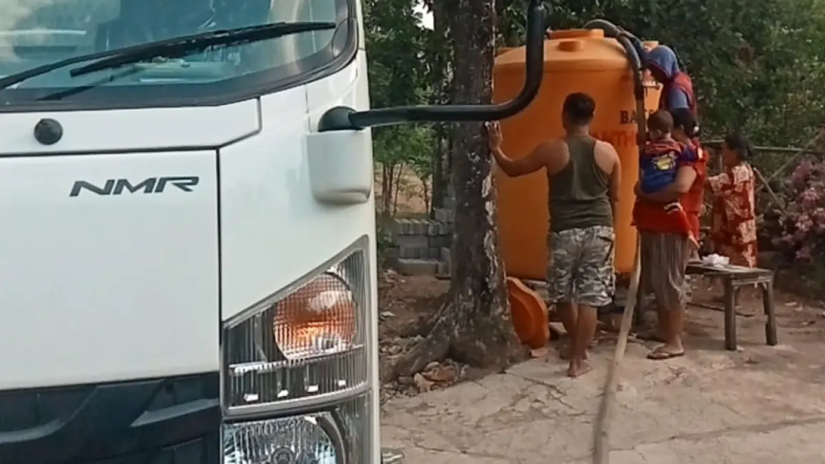 Dropping air bersih oleh BPBD dan PDAM di wilayah selatan Kabupaten Sukoharjo yang mulai dilanda kekeringan, Senin (6/7). (DOK.BPBD SUKOHARJO)  