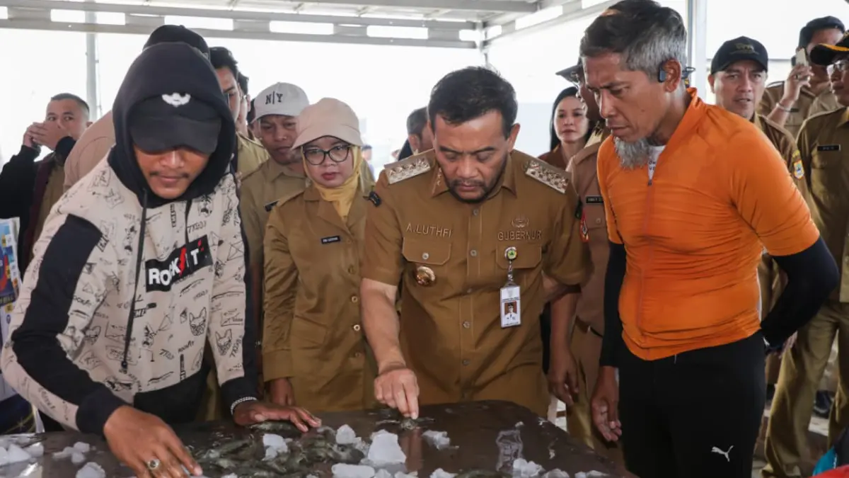 Gubernur Jateng Ahmad Luthfi (dua dari kanan) hadiri panen raya komoditas udang vaname di Kawasan Industri Wijayakusuma (KIW), Kota Semarang, Senin (6/7/2026). (DOK.PEMPROV JATENG)