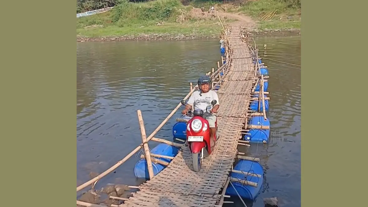  Jembatan sesek yang menghubungkan Kampung Sewu (Jebres, Solo) dengan Gadingan (Mojolaban, Sukoharjo) langsung diserbu warga setelah sempat dibongkar beberapa waktu lalu. (DAMIANUS BRAM/RADAR SOLO)