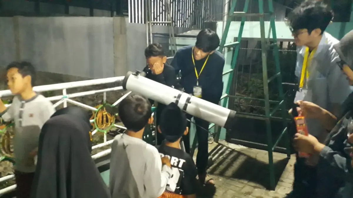 Kegiatan pesantren kilat dengan materi astronomi lewat praktik melihat bulan dengan teleskop. (Dok. Pemdes Jurangjero)