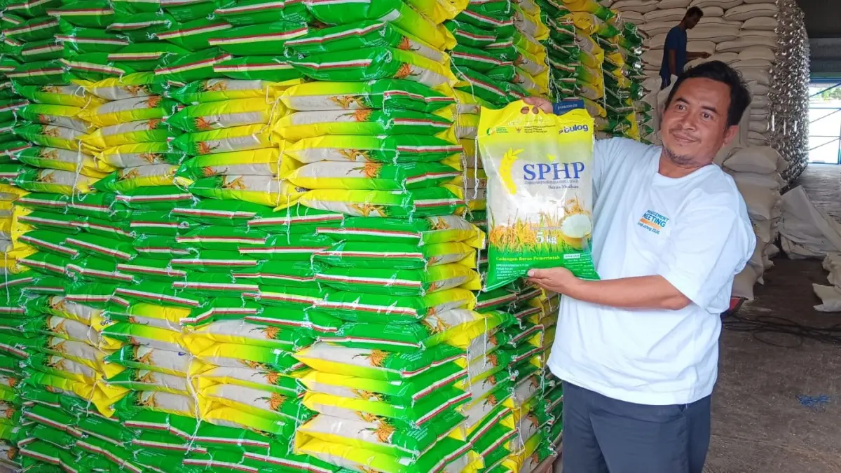 Ketersediaan beras Stabilisasi Pasokan dan Harga Pangan (SPHP) di Gudang Bulog Meger, Ceper, Klaten. (Angga Purenda/Radar Solo)