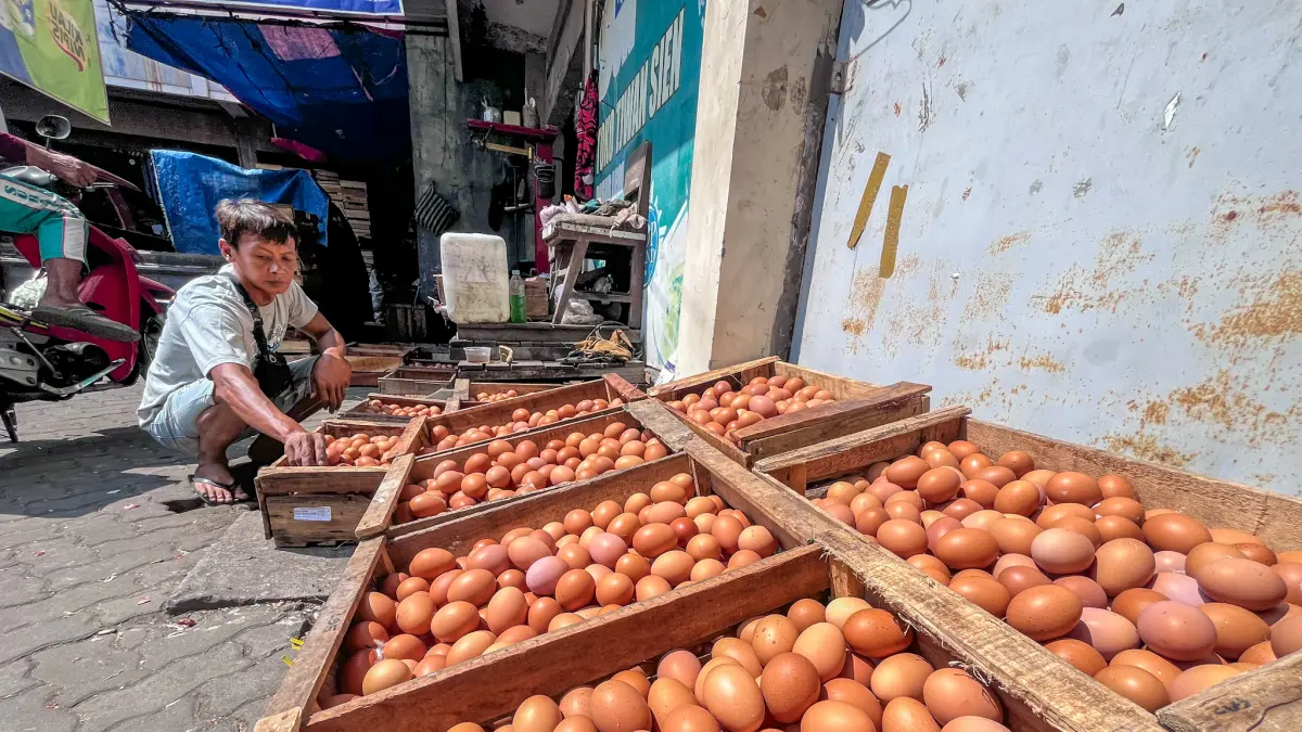 Komoditas telur ayam ras dijual di salah satu kios di Pasar Legi Solo, Senin (6/7). Pedagang pilih menyetok telur ayam dalam jumlah sedikit saat harga sedang anjlok. (M IHSAN/RADAR SOLO)