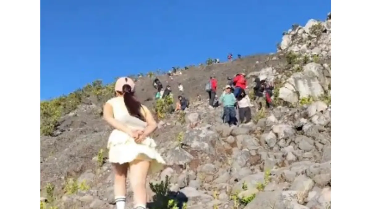 Kondisi jalur pendakian Gunung Merapi yang ramai. (TikTok kykhnkauld2)