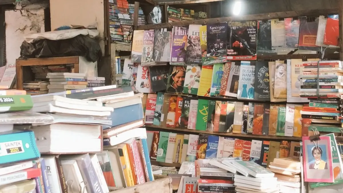 Pasar Buku Bekas Alun-alun Lor Surakarta (Foto: Annas Rohmanda Purbaningrum)