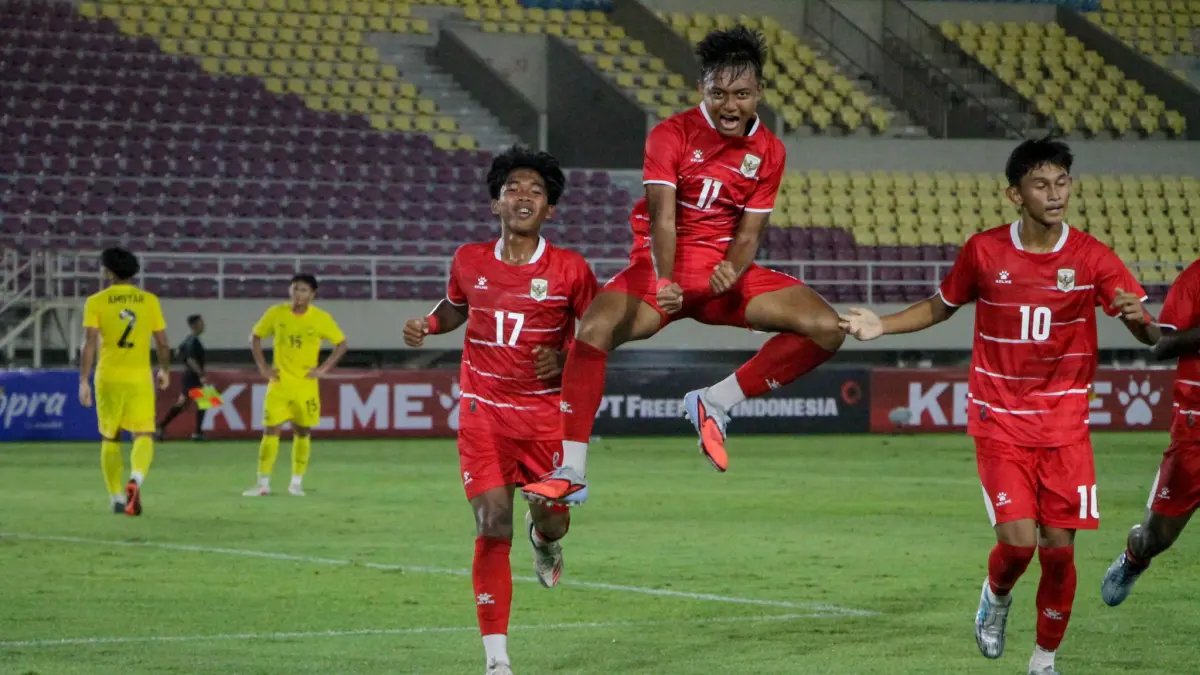 Pemain Timnas Indonesia U-17 berselebrasi usai bisa membobol gawang Malaysia di Stadion Manahan, Sabtu (4/7/2026). (M. Ihsan/Radar Solo)