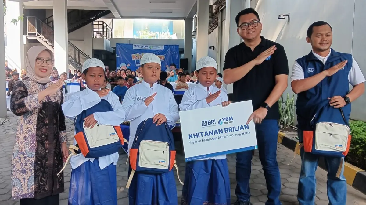 Pemimpin Cabang BRI Klaten Agung Prasetyo (kanan) saat membuka digelarnya khitanan massal secara simbolis dengan menyerahkan tas kepada peserta. (Angga Purenda/Radar Solo)