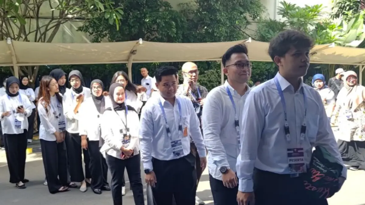 Peserta Magang Nasional Batch 2 mengantre masuk ke acara pembukaan di Kantor Kemnaker, Jakarta, tahun lalu. (ANTARA/Aria Ananda)

 
