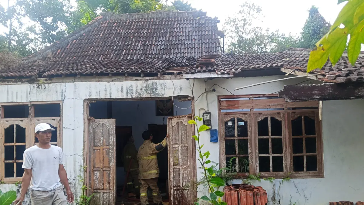 Rumah beserta kandang di Dusun Jaten RT 03/RW 12, Kecamatan Selogiri, terbakar pada Minggu (5/7/2026). (DOK.DAMKAR WONOGIRI) 