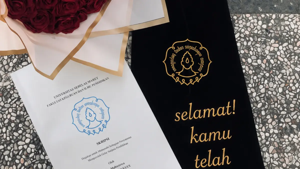 Selempang, buket bunga, dan draft skripsi untuk menunjang perayaan setelah melaksanakan sidang skripsi - Ilustrasi: Chat GPT