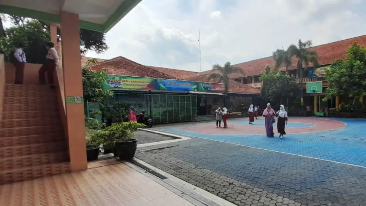 Siswa didampingi orang tuanya mendaftar ke salah satu SMPN di Karanganyar. (Rudi Hartono/Radar Solo)