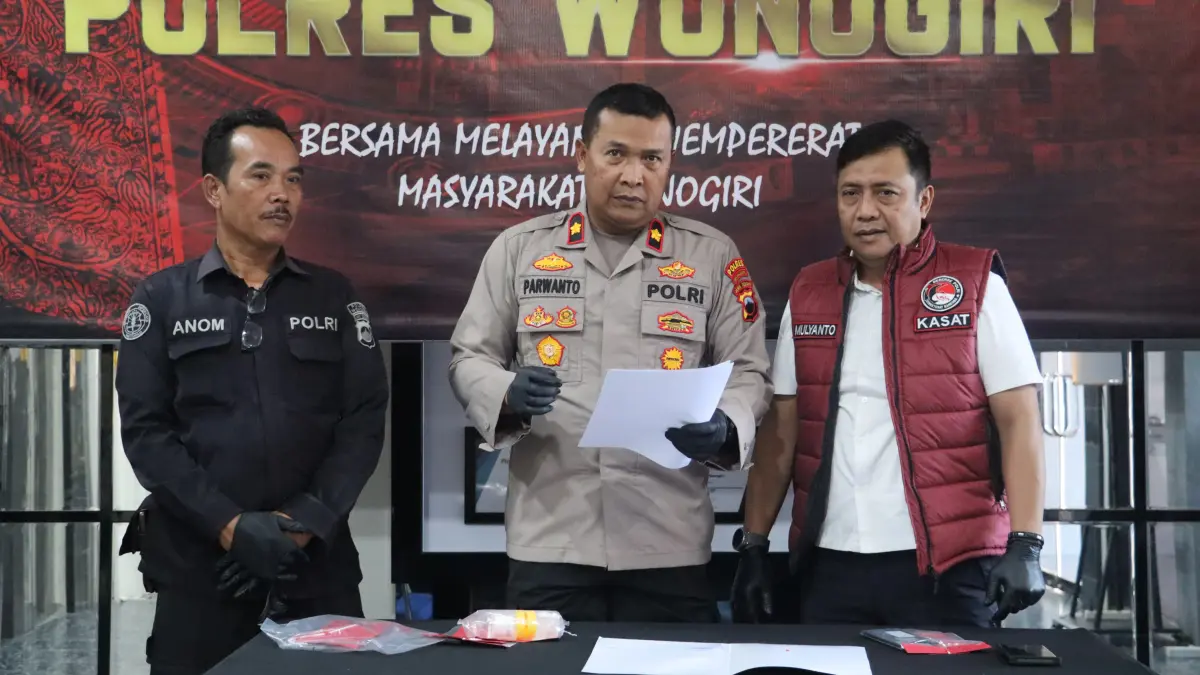 Wakapolres Wonogiri Parwanto beri keterangan pers terkait penangkapan pelaku penyalahgunaan narkotika dalam pelaksanaan Operasi Pekat II Candi 2026. (ISTIMEWA)