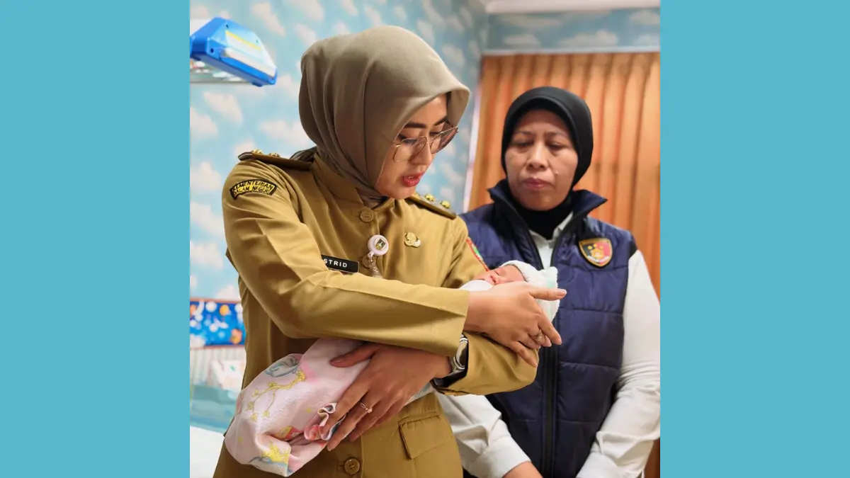 Wakil Wali Kota Solo Astrid Widayani menggendong bayi yang dibuang di toilet KA Sancaka, Senin (6/7/2026). Bayi tersebut kini dirawat di RS Bhayangkara Solo. (ISTIMEWA)
