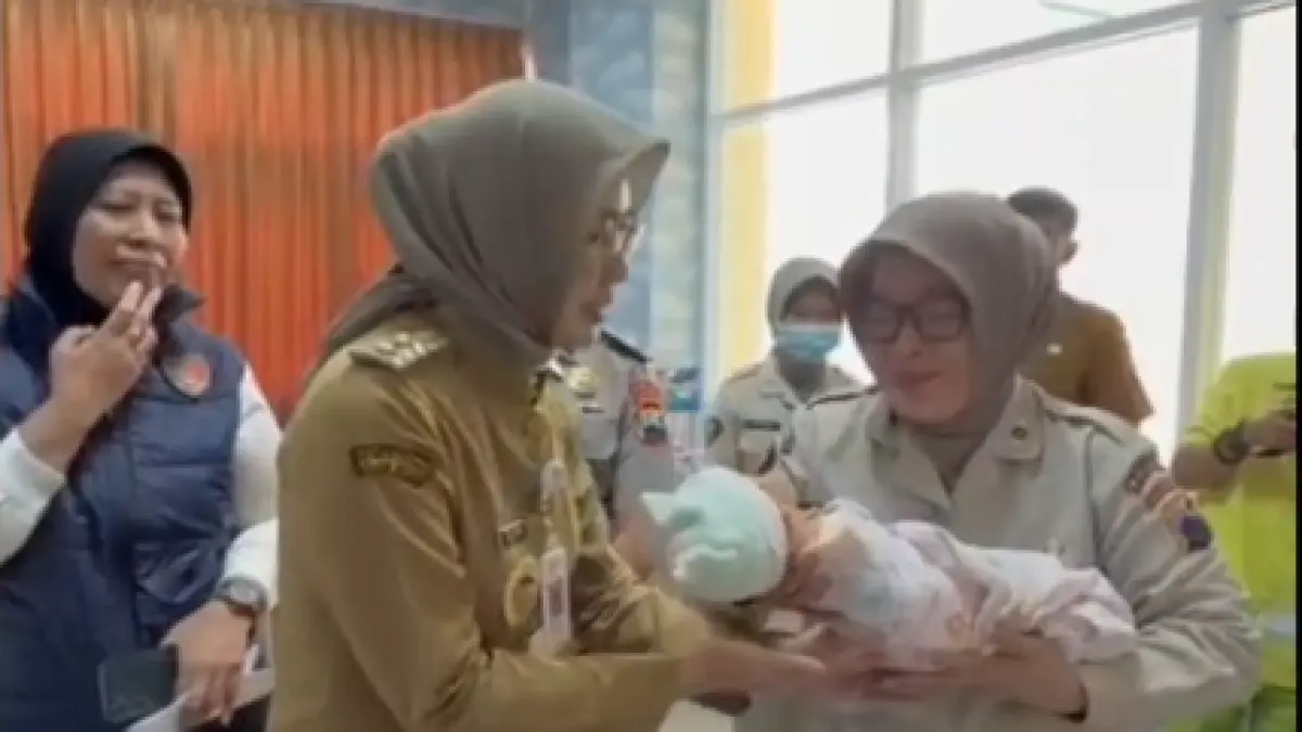 Wakil Wali Kota Solo Astrid Widayani saat menjenguk bayi yang dibuang di toilet KA Sancaka dan masih menjalani perawatan di RS Bhayangkara Solo, Senin (6/7/2026). (ISTIMEWA)