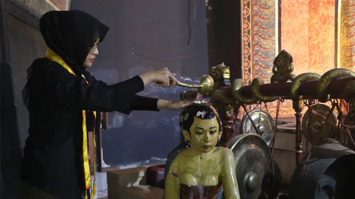 BERSIH-BERSIH: Wakil Wali Kota Solo Astrid melakukan jamasan di patung keramat yang ada di Gedung Wayang Orang Sriwedari. (ARIEF BUDIMAN/RADAR SOLO)

&nbsp;