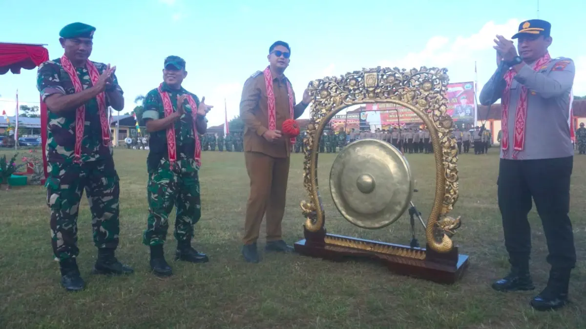 Bupati Klaten Hamenang Wajar Ismoyo saat membuka program KBMKB ke-35 di Desa Somokaton, Kecamatan Karangnongko dengan memukul gong, Selasa (7/7/2026). (Angga Purenda/Radar Solo)