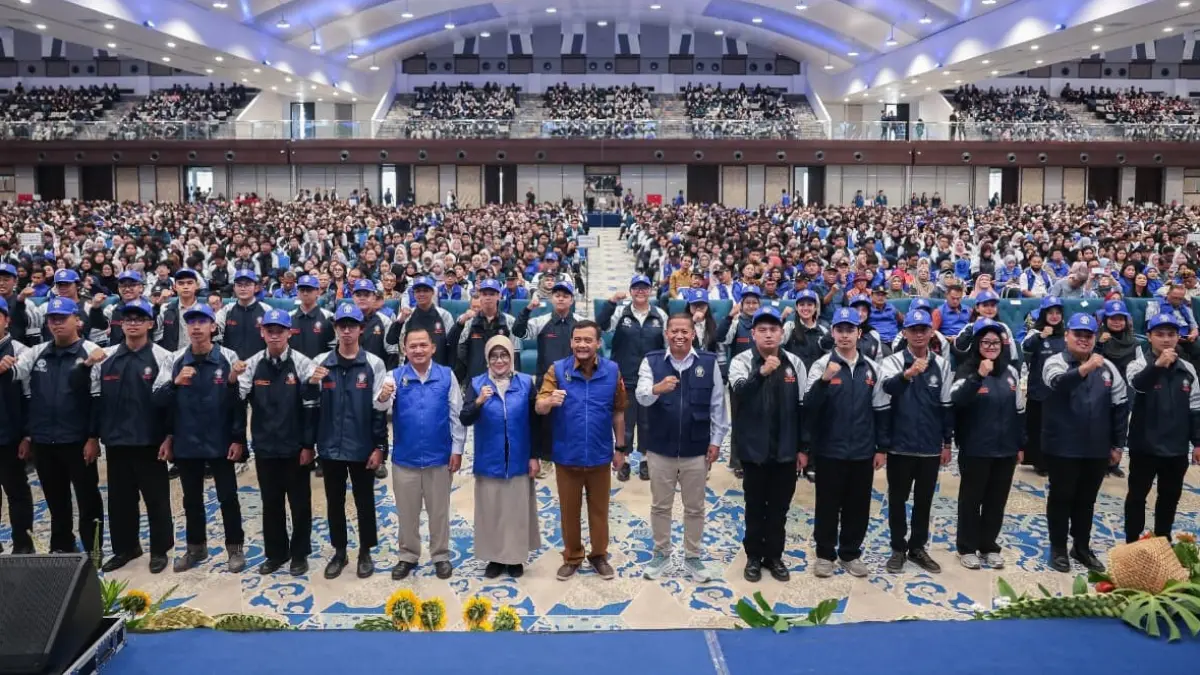 Gubernur Jateng Ahmad Luthfi (tengah) memberangkatkan 4.620 mahasiswa KKN Universitas Diponegoro Semarang untuk memperkuat implementasi program Kecamatan Berdaya di Gedung Muladi Dome, Kota Semarang, Selasa (7/7/2026). (DOK.PEMPROV JATENG)