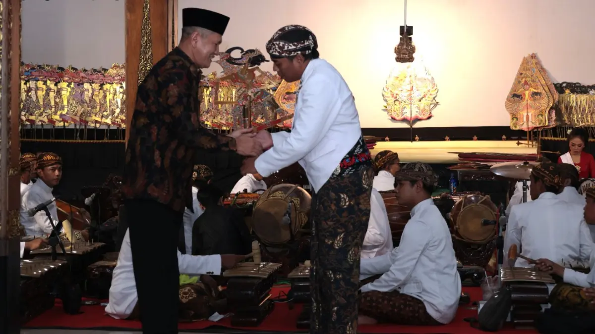 Ilustrasi Bupati Wonogiri Setyo Sukarno serahkan tokoh wayang kepada ki dalang dalam pementasan wayang kulit di pendapa Rumah Dinas Bupati Wonohiri belum lama ini. (IWAN ADI/RADAR SOLO