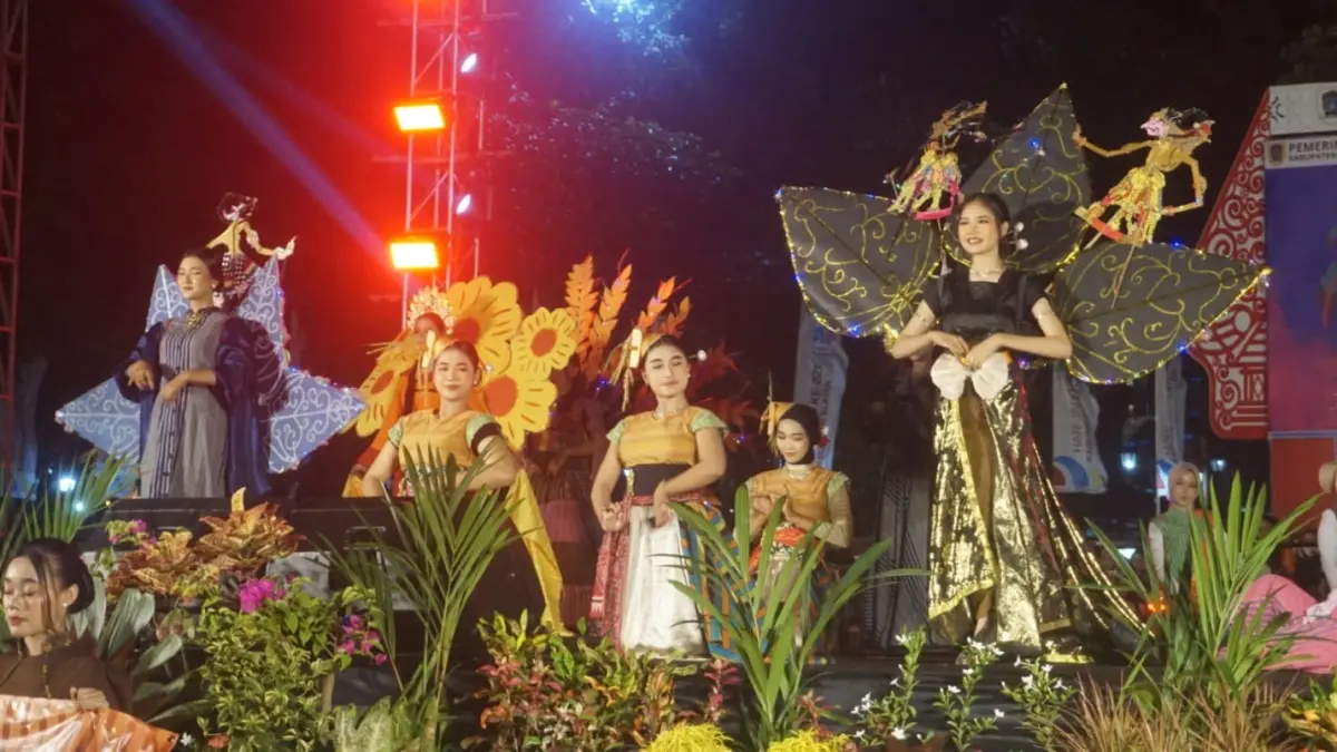 Ilustrasi penampilan kontingen Klaten Lurik Night Carnival (KLNC) di Alun-Alun Klaten pada tahun lalu. (Angga Purenda/Radar Solo)