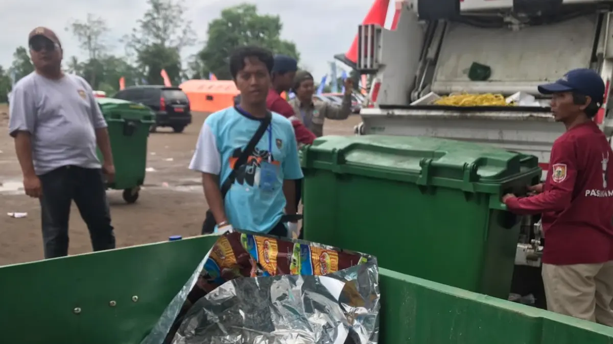 Ilustrasi petugas DLH Boyolali saat mengangkut sampah. (Abdul Khofid/Radar Solo)
