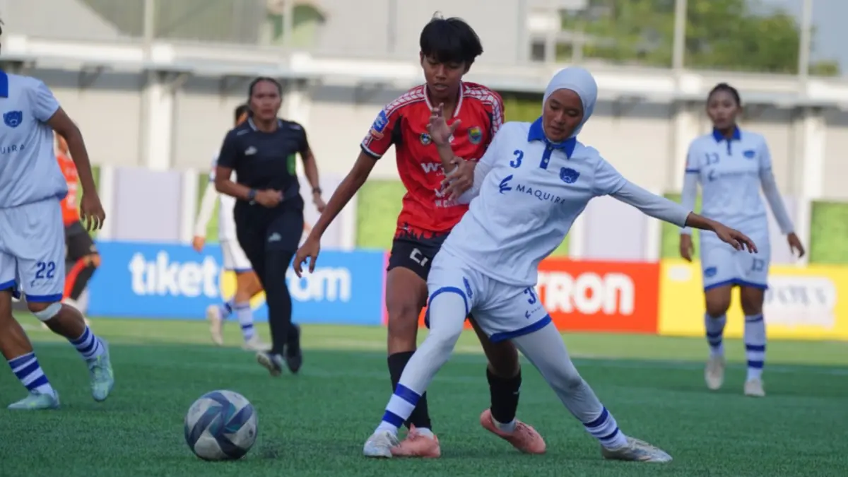 Tigers Football Academy (jersey putih) tampil impresif menundukkan Putri Batang (jersey merah) dengan skor akhir 4-0 di laga penyisihan Grup A U-18 HYDROPLUS Soccer League All-Stars 2025/2026 yang berlangsung di Supersoccer Arena, Rendeng, Kudus, Selasa (7/7). 