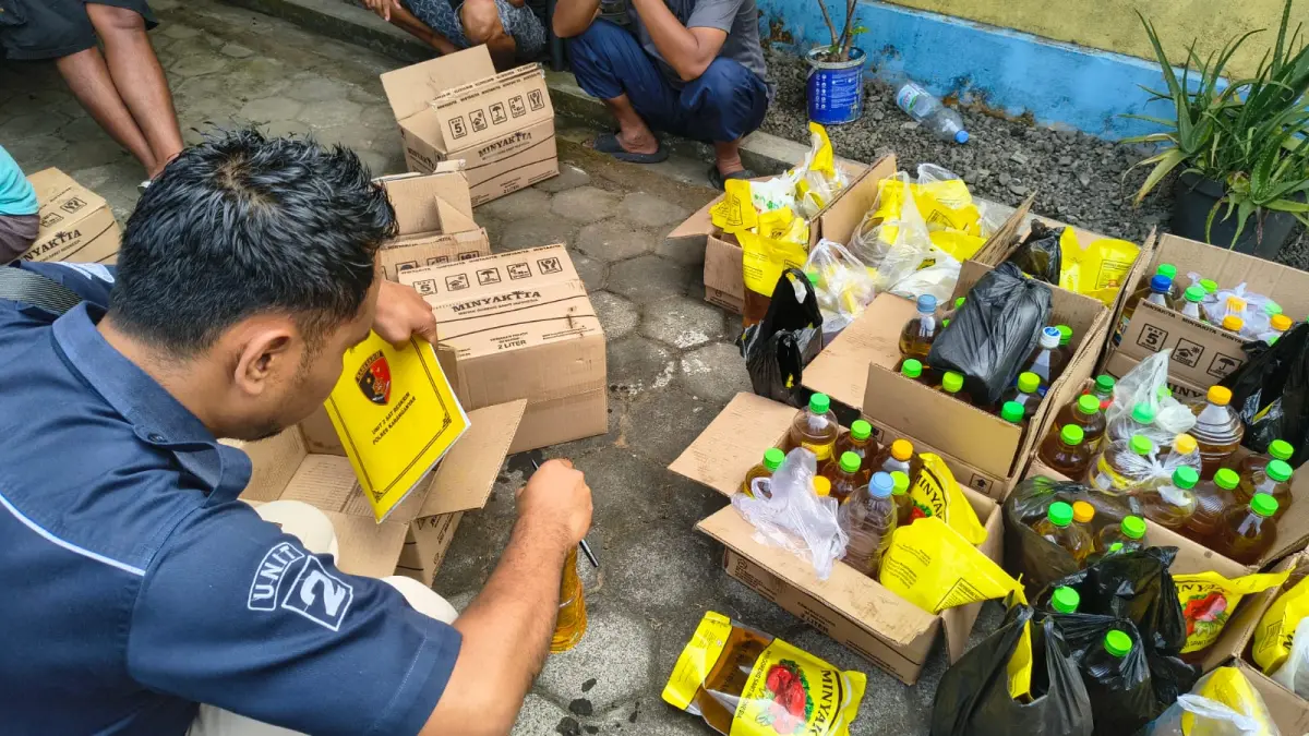 Jajaran Satreskrim Polres Karanganyar saat melakukan penyitaan terhadap Minyakita yang tercampur solar di wilayah Karanganyar. (Rudi Hartono/Radar Solo)