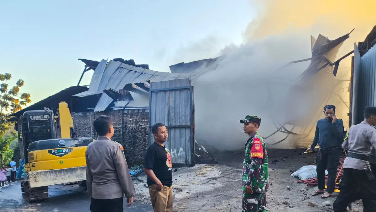 Kebakaran gudang briket di Dukuh Bukuran RT 11, Desa Bukuran, Kecamatan Kalijambe, Kabupaten Sragen pada Selasa (7/7/2026) dini hari. (Ahmad Khairudin/Radar Solo) 